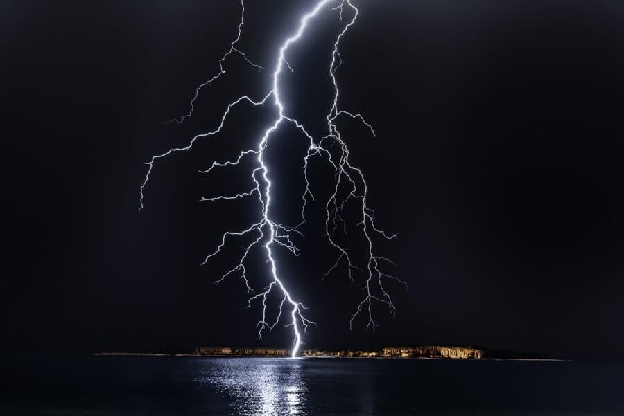 Tips : กางตำรา ล่าฟ้าผ่ากันเถอะ Lightning Photography 