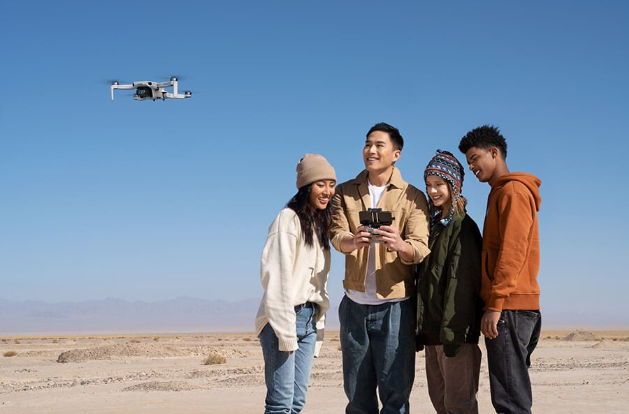 พรีวิว DJI Mavic Mini 2 โดรนจิ๋วใหม่อัพเกรดดีกว่าเดิม บินได้ไกลขึ้น ต้านลมดีขึ้น ถ่ายวีดีโอ 4K บิตเรท 100 mbps 6 DJI marvic Mini 2 sand