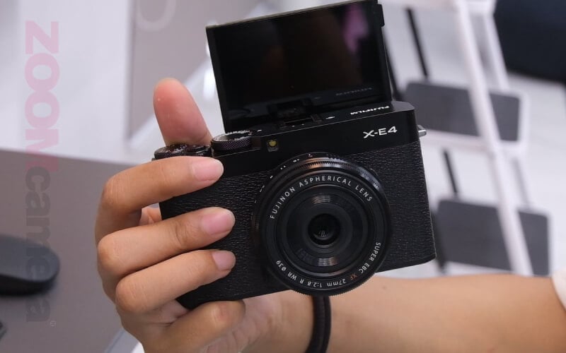 รีวิว Fujfilm X-E4 กล้อง Hybrid Rangefinder แน่นทุกฟีเจอร์ เก่งเกินตัว 27 รีวิว Fujifilm X-E4 Tilt-up LCD