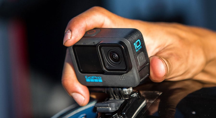 รีวิว Gopro Hero 10 Black ชิพตัวใหม่ GP2 เร็ว แรง อึดกว่าเดิม ถ่ายวีดีโอ 5.3K 60fps มีจอหน้า เอาไปถ่าย Vlog ทำ Live streaming ได้สบาย 2 gopro-hero10-black_attach-motorbike-helmet