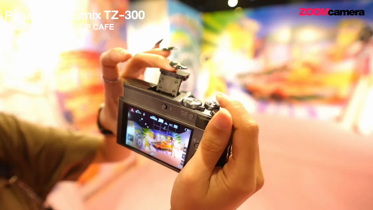 ผู้รีวิวเล็งถ่ายด้วย Panasonic Lumix TZ300 มุมใกล้ หน้าจอแสดงภาพในบูธ One Piece Pop-Up Cafe