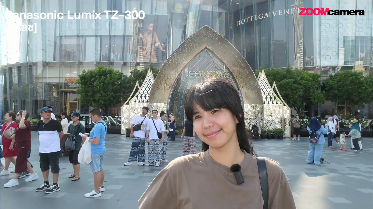 ผู้รีวิวถือ Panasonic Lumix TZ-300 ยืนถ่ายสแน็ปหน้าสถาปัตยกรรมในโซนท่องเที่ยว