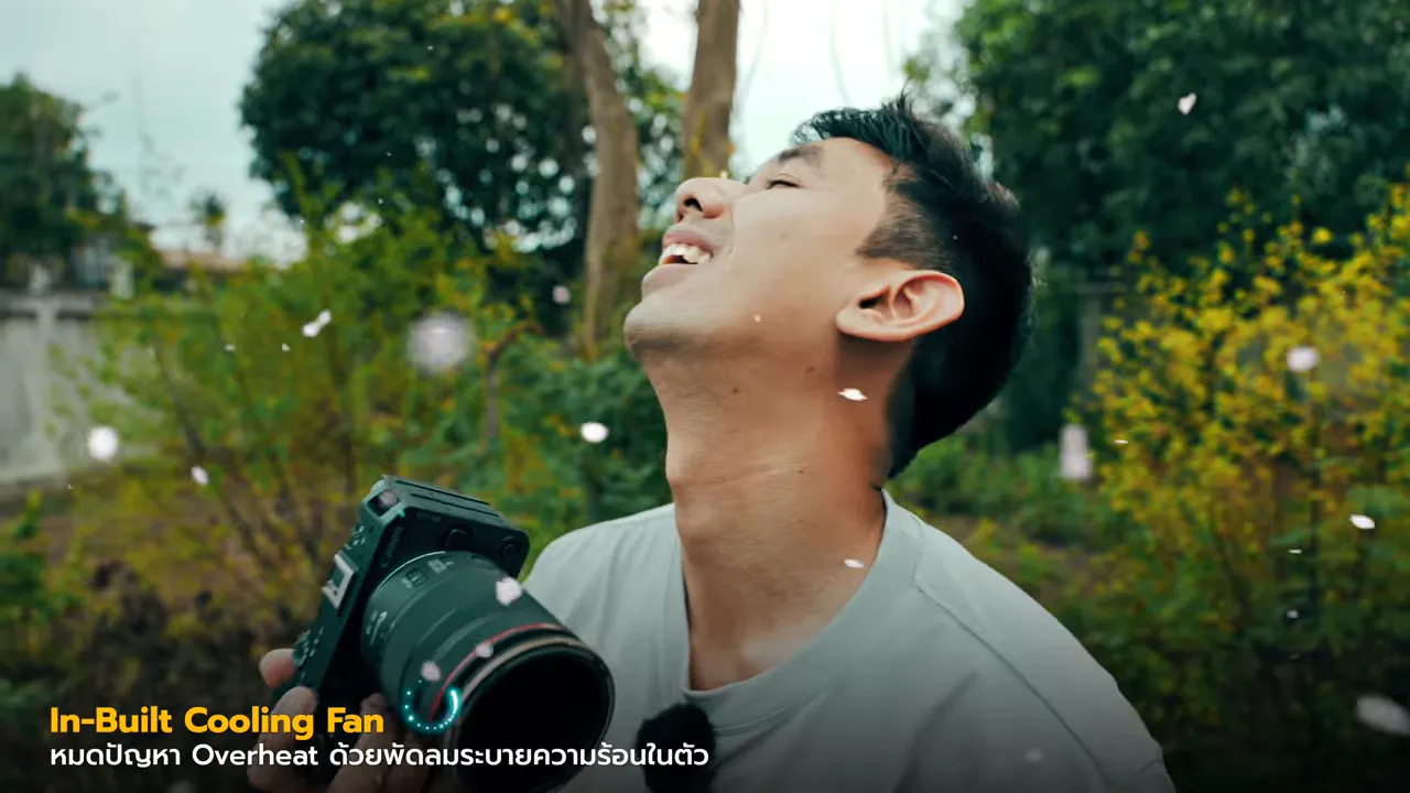 กล้องในมือพร้อมข้อความ In-Built Cooling Fan บนหน้าจอ