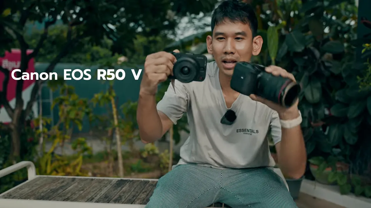 ผู้พูดถือกล้องสองตัวพร้อมข้อความ Canon EOS R50 V ด้านซ้าย