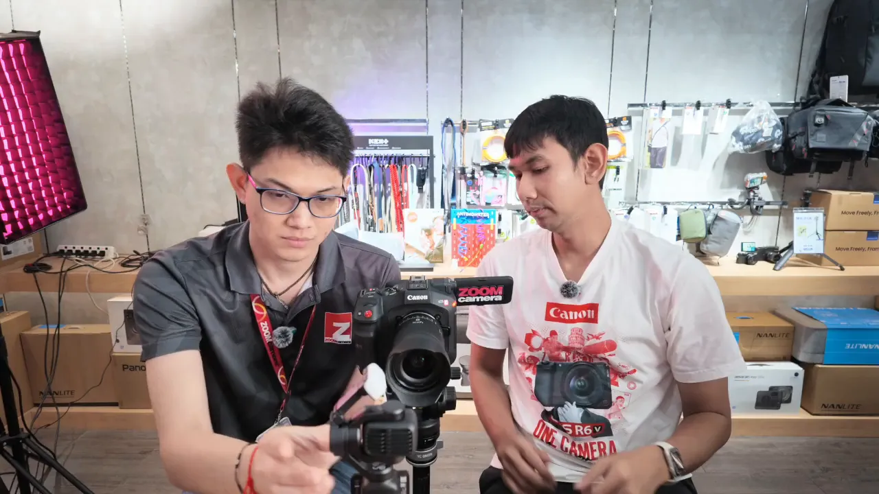 Dji Osmo Pocket 4P แกะกล่องชุด Creator Combo มีอะไรให้บ้าง? และน่าเล่นแค่ไหน? 14 dji osmo pocket 4p ประกอบกับไฟ fill light และตั้งอยู่บนขาตั้งเล็ก