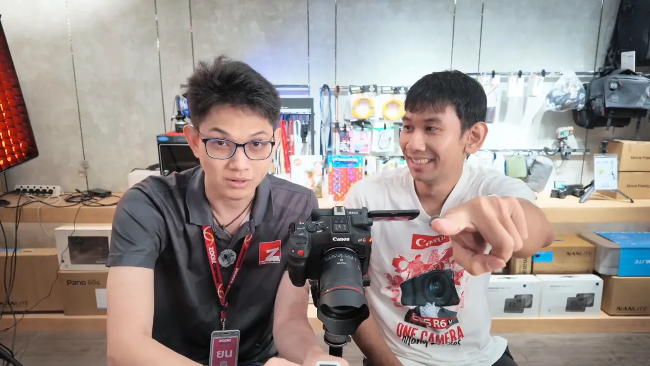 Dji Osmo Pocket 4P แกะกล่องชุด Creator Combo มีอะไรให้บ้าง? และน่าเล่นแค่ไหน? 8 ไฟ fill light สีขาวติดบนฐานสีดำถูกถือโชว์ใกล้กล้อง