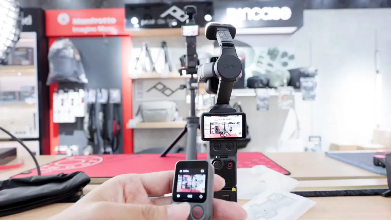 Dji Osmo Pocket 4P แกะกล่องชุด Creator Combo มีอะไรให้บ้าง? และน่าเล่นแค่ไหน? 12 จอ frametap remote แสดงภาพสดตรงกับหน้าจอกล้องที่ตั้งอยู่ด้านหลัง