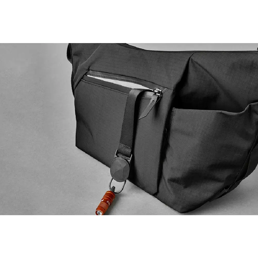 Alpaka Flow Satchel 4L Axoflux Black/Axoflux Green กระเป๋ากล้อง 14 Alpaka Flow Satchel 4L สี Axoflux Black